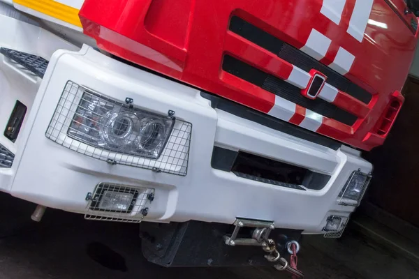 Camión de bomberos rojo-blanco en el garaje — Foto de Stock