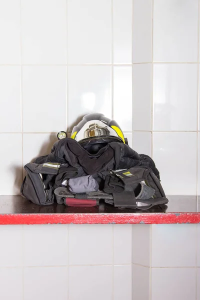 Ropa de bombero y casco listo para vestir — Foto de Stock