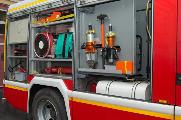 Schläuche Werkzeuge und Ausrüstung von Feuerwehrfahrzeugen lizenzfreie Stockbilder