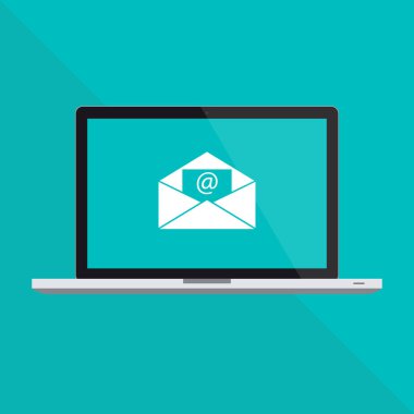 MacBook Pro düz dizüstü bilgisayar ve bir mektup