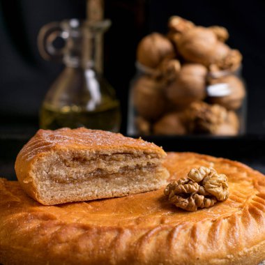 Siyah arkaplanda malzemelerle otantik turta.