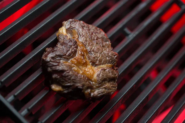 烤肉上的牛肉牛排 美味的烧烤 — 图库照片