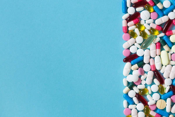Diferentes Tipos Medicação Comprimidos Cápsulas Fundo Azul — Fotografia de Stock