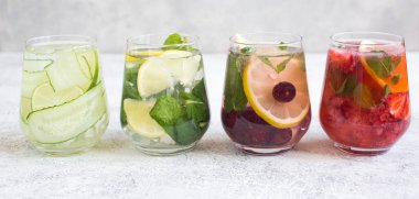 Farklı türde limonata, klasik, çilek ve salatalık. Yaz ferahlatıcı içecekler