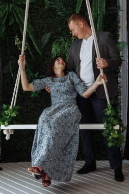 Neşeli bir turda eğlenen bir çift. sevgi dolu gözlerle birbirlerine bakıyor