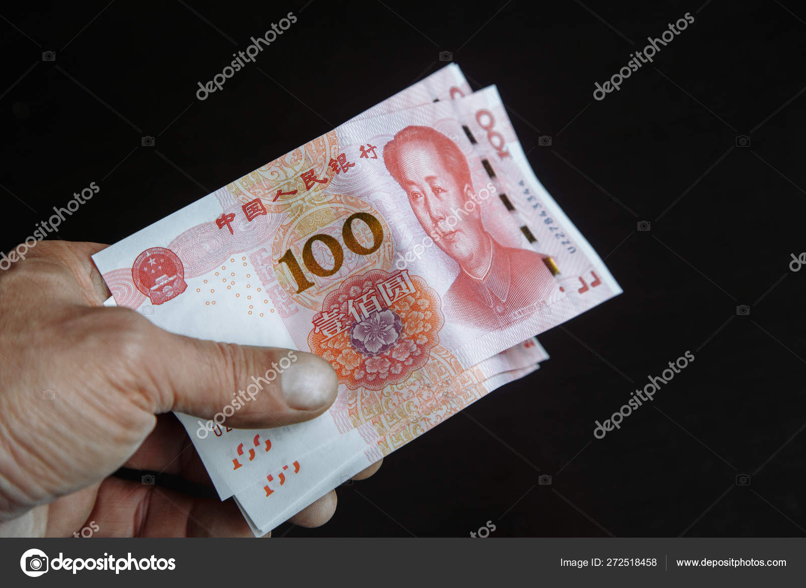黑色背景100元钞票一百元中国货币一捆钞票手里拿着一堆人民币——图库图片© Bazil76 #272518458
