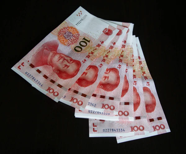 Siyah arka plan. 100 yuan banknot. Yüz Cny. Çin para birimi. Bir paket banknot. 