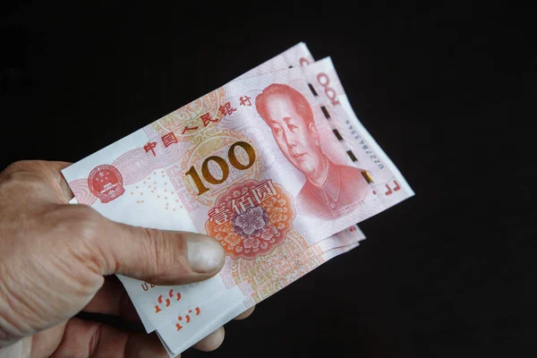 Zwarte Achtergrond 100 Yuan Bankbiljetten 100 Cny Chinese Valuta Een Rechtenvrije Stockfoto's