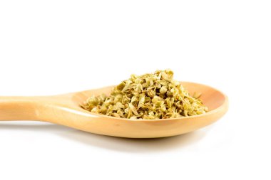 Beyaz bir arka plan üzerinde tahta kaşık kekik.