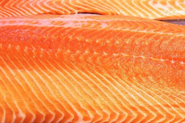 販売のための新鮮な鮭の切り身のクローズ アップ — ストック写真