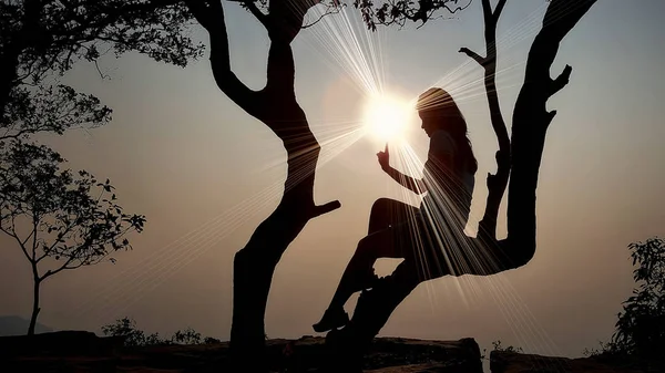 Silueta Femenina Atardecer Sobre Fondo Natural —  Fotos de Stock