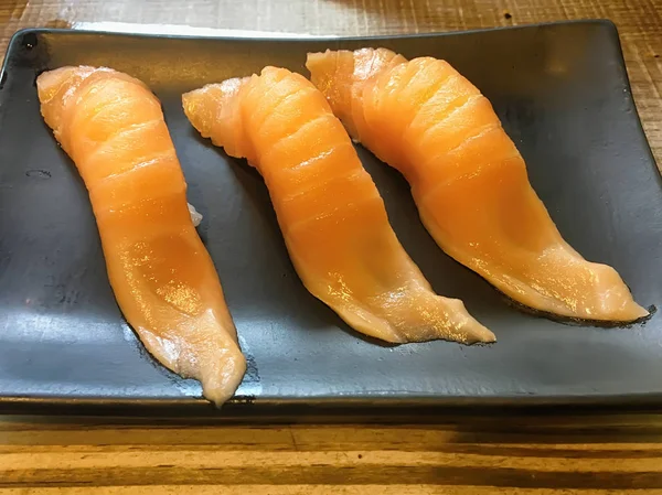 黒い板の寿司 寿司は日本発食品の調製の種類 — ストック写真
