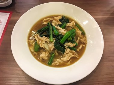 Fried noodle domuz eti ve brokoli ile.