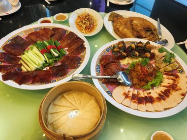 Birçok Çin yemeği masada.