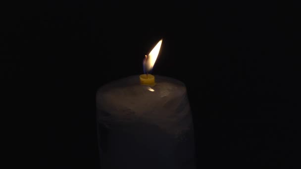Die Kerze Brennt Auf Eis Der Dunkelheit — Stockvideo