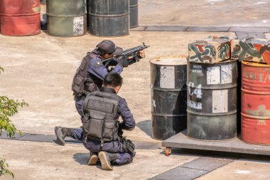 Terörist grup özel birimi tarafından saldırıya uğruyor.