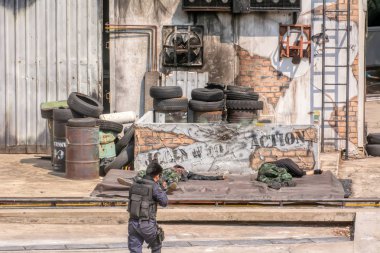 Terörist grup özel birimi tarafından saldırıya uğruyor.