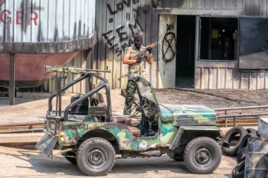 Ağır silahlı teröristler zaman direnişçilerin bekliyor.