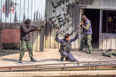 Terörist grup özel birimi tarafından saldırıya uğruyor.