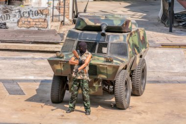 Ağır silahlı teröristler zaman direnişçilerin bekliyor.