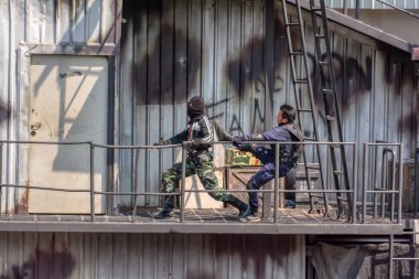 Terörist grup özel birimi tarafından saldırıya uğruyor.