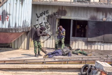 Terörist grup özel birimi tarafından saldırıya uğruyor.