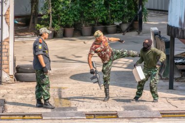 Ağır silahlı teröristler zaman direnişçilerin bekliyor.