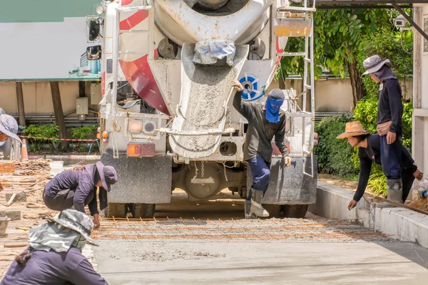 Pracownik Budowlany Wylewanie Cementu Zrobienie Drogi — Zdjęcie stockowe