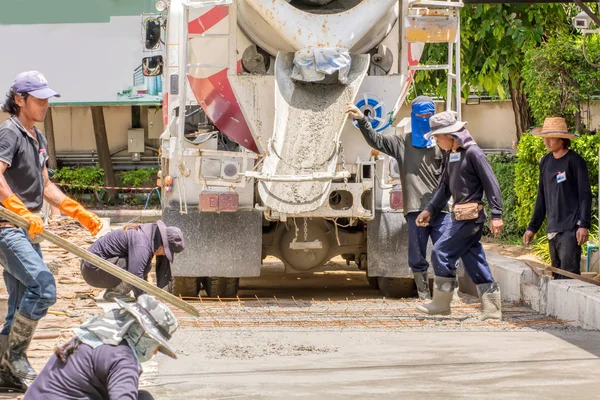 Stavební Dělník Nalil Cement Pro Cesta — Stock fotografie