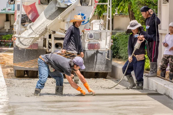 Stavební Dělník Nalil Cement Pro Cesta — Stock fotografie