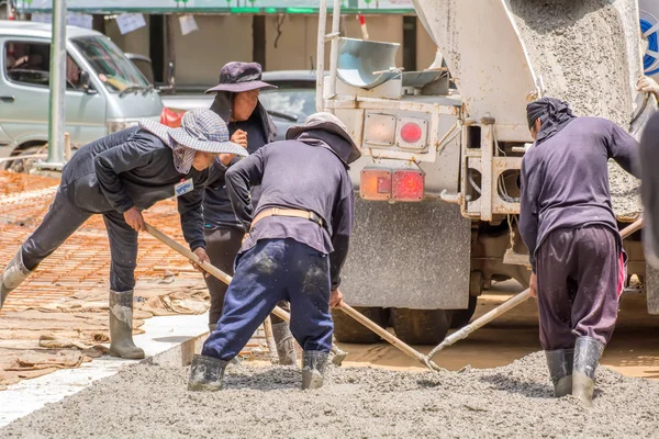 Stavební Dělník Nalil Cement Pro Cesta — Stock fotografie