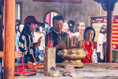 Budizm yanan tütsü ve mum ibadet.