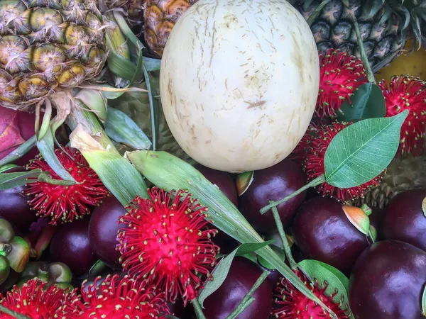 Molte Pile Frutta Aspettano Una Vendita — Foto Stock