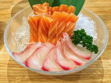 Sashimi Japon ulusal yemektir. Balık eti somon gibi birçok türde içerir.
