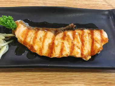 Soya sosu plaka üzerinde Somon ızgara.