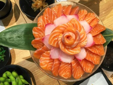 Sashimi Japon ulusal yemektir. Balık eti somon gibi birçok türde içerir.