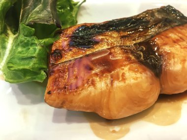 Soya sosu Kral mackerels plaka üzerinde ızgara.