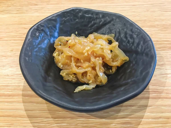 Ensalada Medusas Plato Negro Sobre Mesa Madera — Foto de Stock