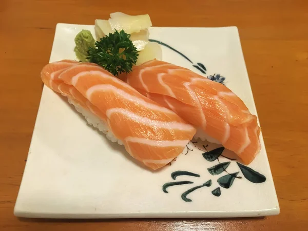 Sushi Łososiem Płycie Stół Drewna Sushi Rodzaj Przygotowania Żywności Pochodzących — Zdjęcie stockowe