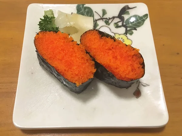 寿司在木桌上的盘子里 寿司是原产于日本的一种食品制剂 — 图库照片