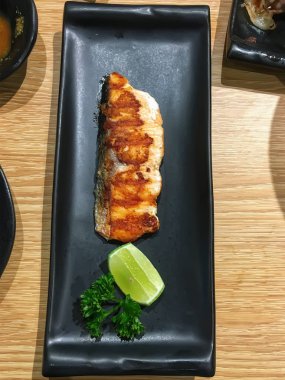 Plaka üzerinde kızarmış som balığı tuzlu.