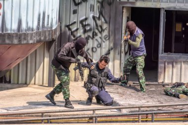 Terörist grup özel birimi tarafından saldırıya uğruyor.