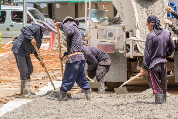 Stavební Dělník Nalil Cement Pro Cesta — Stock fotografie