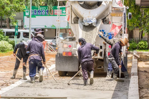 Stavební Dělník Nalil Cement Pro Cesta — Stock fotografie