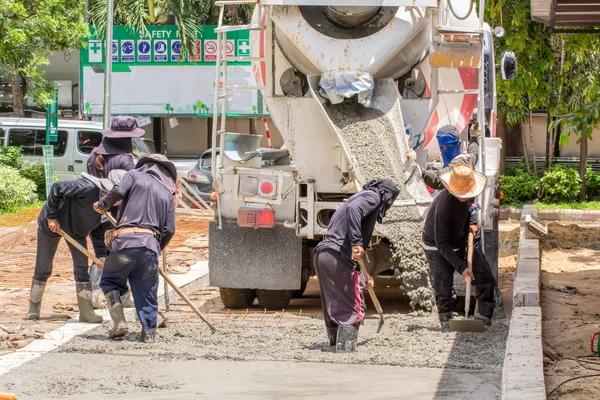 Stavební Dělník Nalil Cement Pro Cesta — Stock fotografie