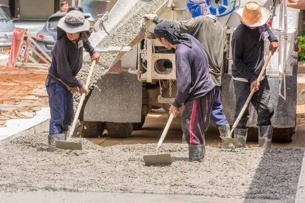 Stavební Dělník Nalil Cement Pro Cesta — Stock fotografie