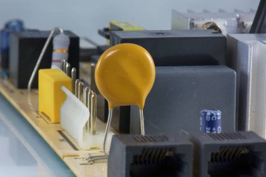 Kesintisiz güç kaynağı bileşeni