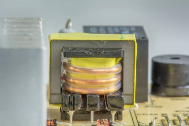 Kesintisiz güç kaynağı bileşeni