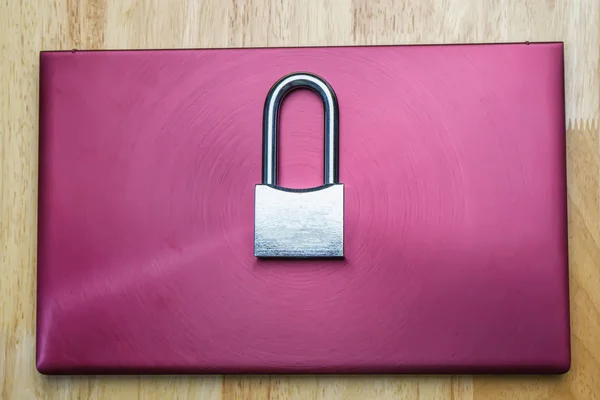 Padlock pada laptop — Stok Foto