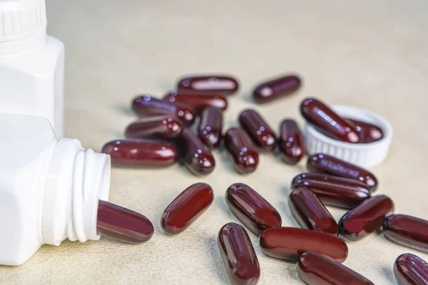 Tema Farmacia, mucchio di pillole capsula rotonda marrone — Foto Stock